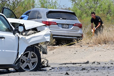 Un técnico forense trabaja en una escena después de un accidente automovilístico que involucró a un vehículo que transportaba a miembros del equipo de la presidenta electa Claudia Sheinbaum, en Monclova, estado de Coahuila, México, el 14 de junio de 2024.