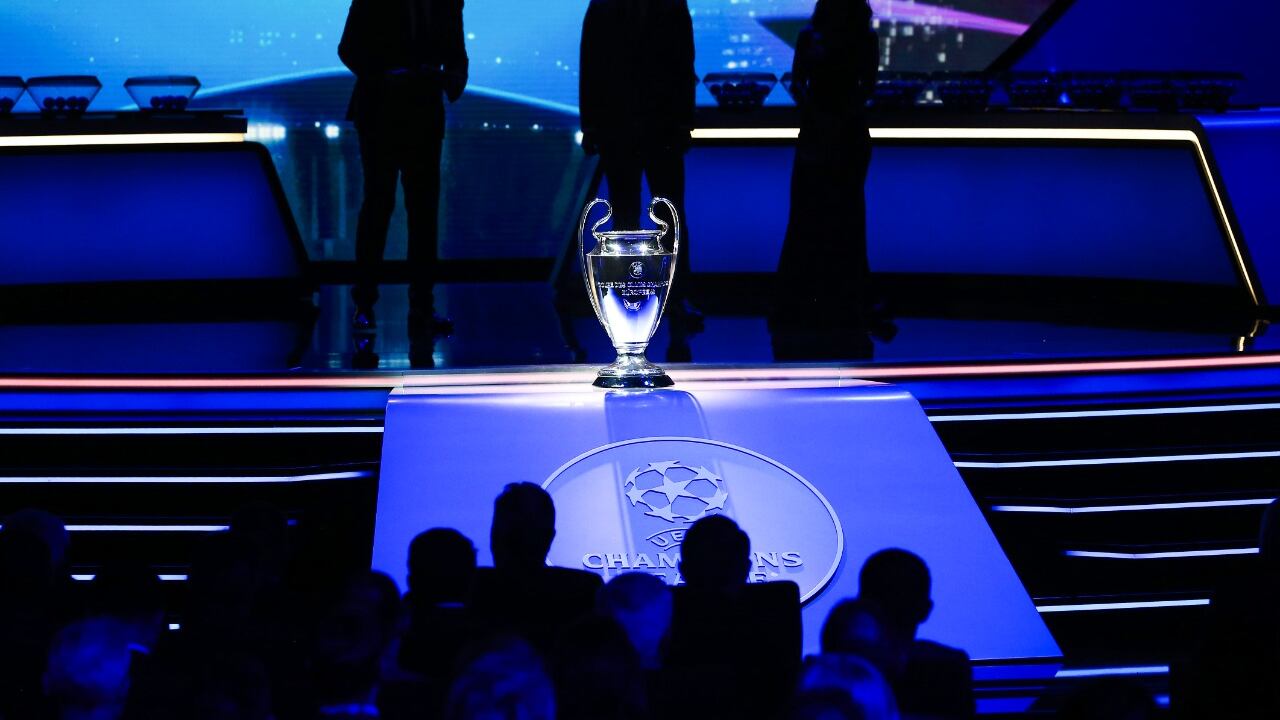 El trofeo se exhibe durante el sorteo de la Liga de Campeones de fútbol en Estambul, Turquía, el jueves 2 de agosto de 2019. 25 de enero de 2022.