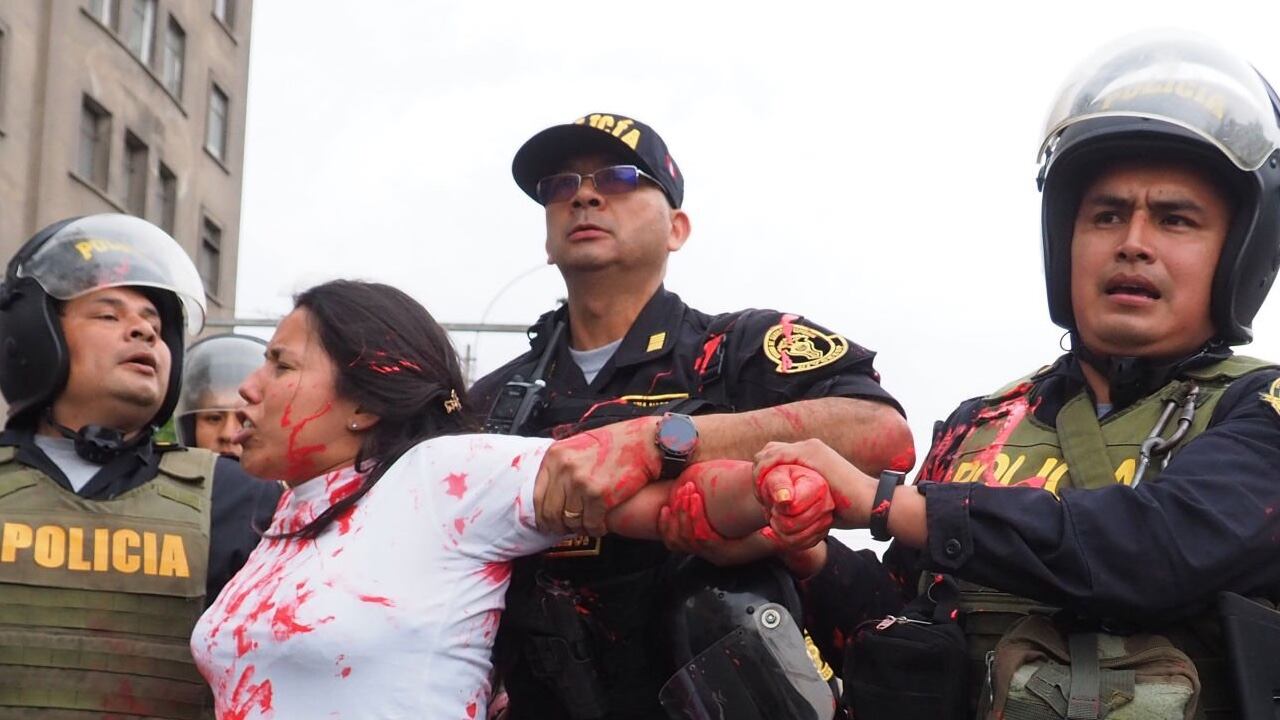 Una mujer es detenida por las autoridades de Perú en medio de la reactivación de las marchas y protestas en el país, tras la destitución de Pedro Castillo como presidente