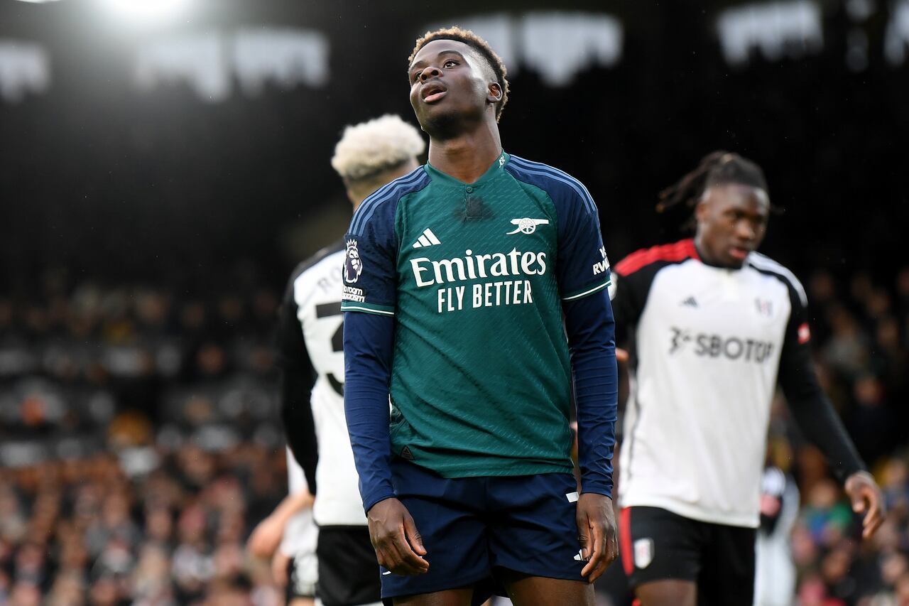 Bukayo Saka, del Arsenal, reacciona tras una ocasión fallada durante el partido de la Premier League entre el Fulham FC y el Arsenal FC disputado en Craven Cottage el 31 de diciembre de 2023 en Londres, Inglaterra.