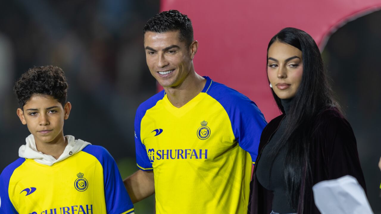 RIYADH, SAUDI ARABIA - JANUARY 03: Cristiano Ronaldo accompanied by his partner Georgina Rodriguez and his son Cristiano Ronaldo Jr, greet the crowd during the official unveiling of Cristiano Ronaldo as an Al Nassr player at Mrsool Park Stadium on January 3, 2023 in Riyadh, Saudi Arabia. (Photo by Getty Images/Yasser Bakhsh)