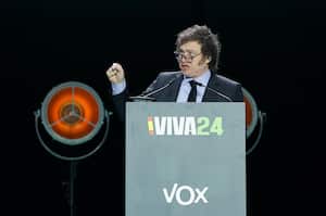El presidente de Argentina, Javier Milei, pronuncia un discurso en el escenario durante la manifestación 'Europa Viva 24' del partido de extrema derecha español Vox en Madrid.