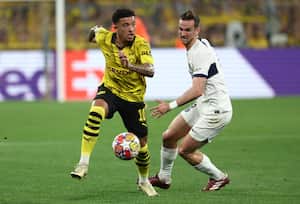 El extremo inglés del Dortmund, Jadon Sancho, disputa un balón con el español del PSG, Fabián Ruiz, en el duelo de la semifinal de la Champions.  (Foto FRANCK FIFE / AFP)