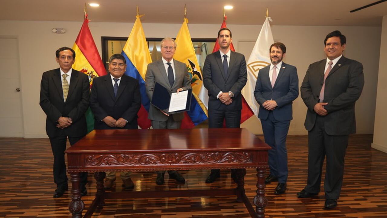 Funcionarios de Bolivia, Colombia, Ecuador y Perú, así como de la CAN, firmaron compromisos de integración energética.