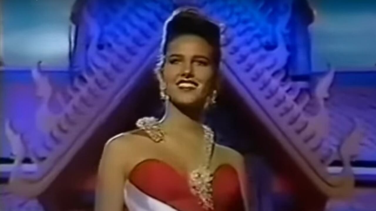 La actriz siempre brilló y cautivó en el escenario de Miss Universo 1992.