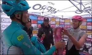 ¡Emoción hasta las lágrimas! Hermoso detalle de Tadej Pogačar con el segundo de la etapa 16 en el Giro de Italia