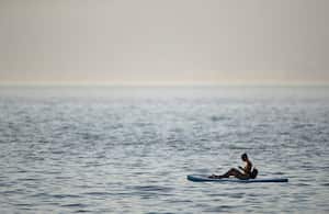Un surfista de remo cerca de la playa Kitsilano durante una ola de calor en Vancouver, Columbia Británica, Canadá, el lunes 28 de junio de 2021. Se espera que el calor continúe durante varios días en algunas partes de Columbia Británica, según las advertencias meteorológicas del gobierno. Fotógrafo: Trevor Hagan / Bloomberg a través de Getty Images