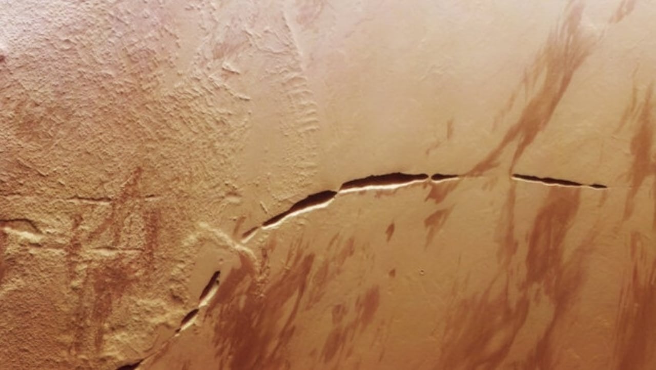 Mars Express capta una cicatriz serpenteante en Marte