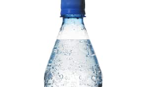 De acuerdo con lo establecido por las Academias Nacionales de Ciencias, Ingeniería y Medicina de los EE. UU. un hombre debería consumir al rededor de 3,7 litros de agua al día, mientras que las mujeres deberían tomar cerca de 2,7 litros.