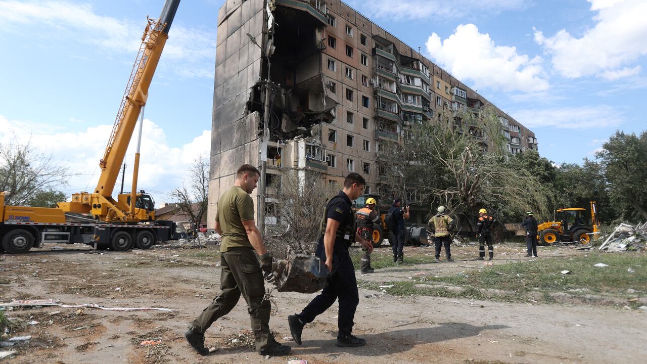 Los rescatistas llevan un fragmento de misil fuera de un edificio residencial de nueve pisos parcialmente destruido como resultado del ataque con misiles rusos en Kryvyi Rig el 31 de julio. Foto: AFP