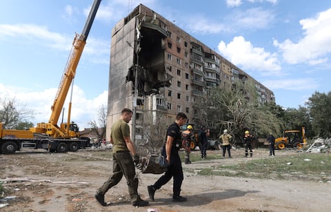 Los rescatistas llevan un fragmento de misil fuera de un edificio residencial de nueve pisos parcialmente destruido como resultado del ataque con misiles rusos en Kryvyi Rig el 31 de julio. Foto: AFP