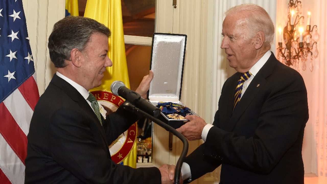 Juan Manuel Santos le entregó a Joe Biden la Cruz de Boyacá.