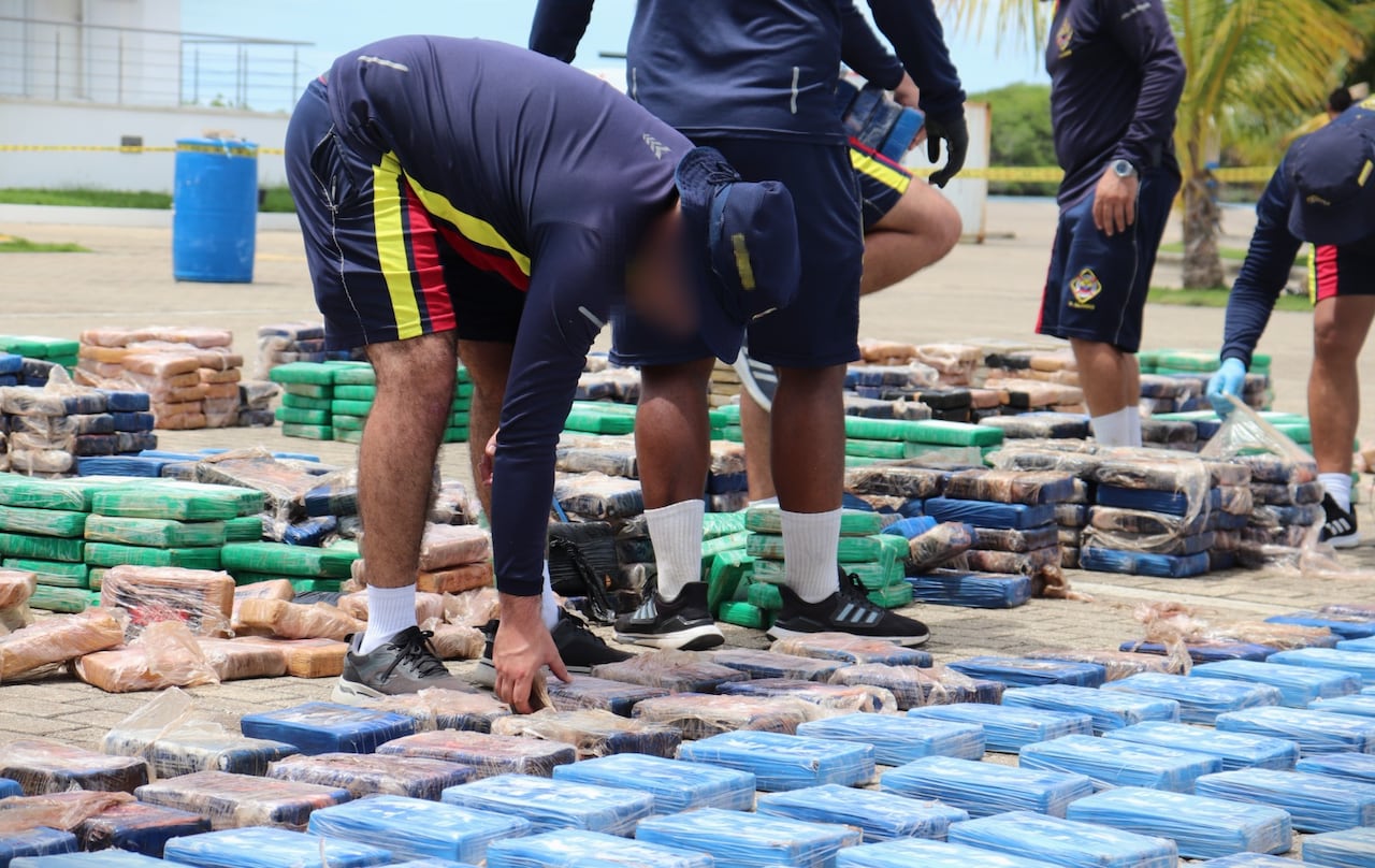 Cargamento de cocaína decomisado por la Armada colombiana.