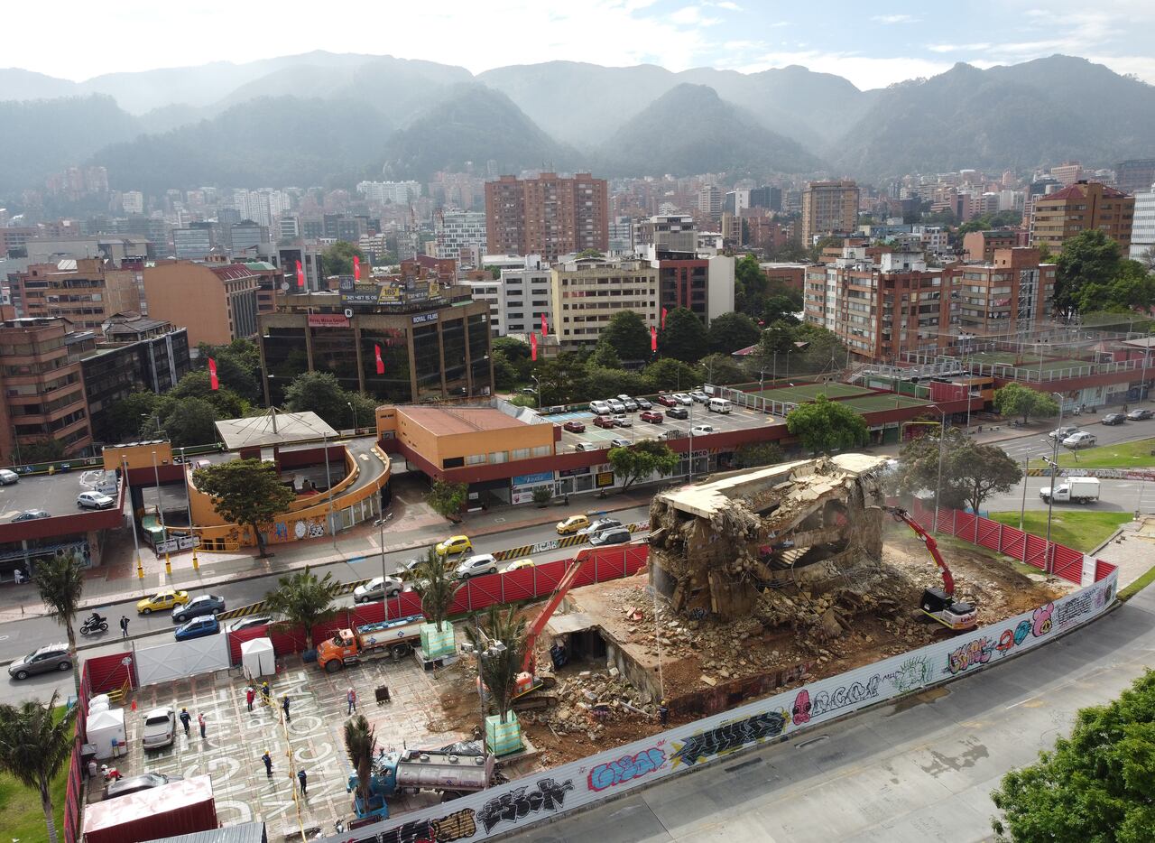 Demolición del monumento a los Héroes en Bogotá, espacio en el que iniciarán obras de la estación 16 de la primera linea del Metro
Bogota sept 29 del 2021
Foto Guillermo Torres Reina / Semana