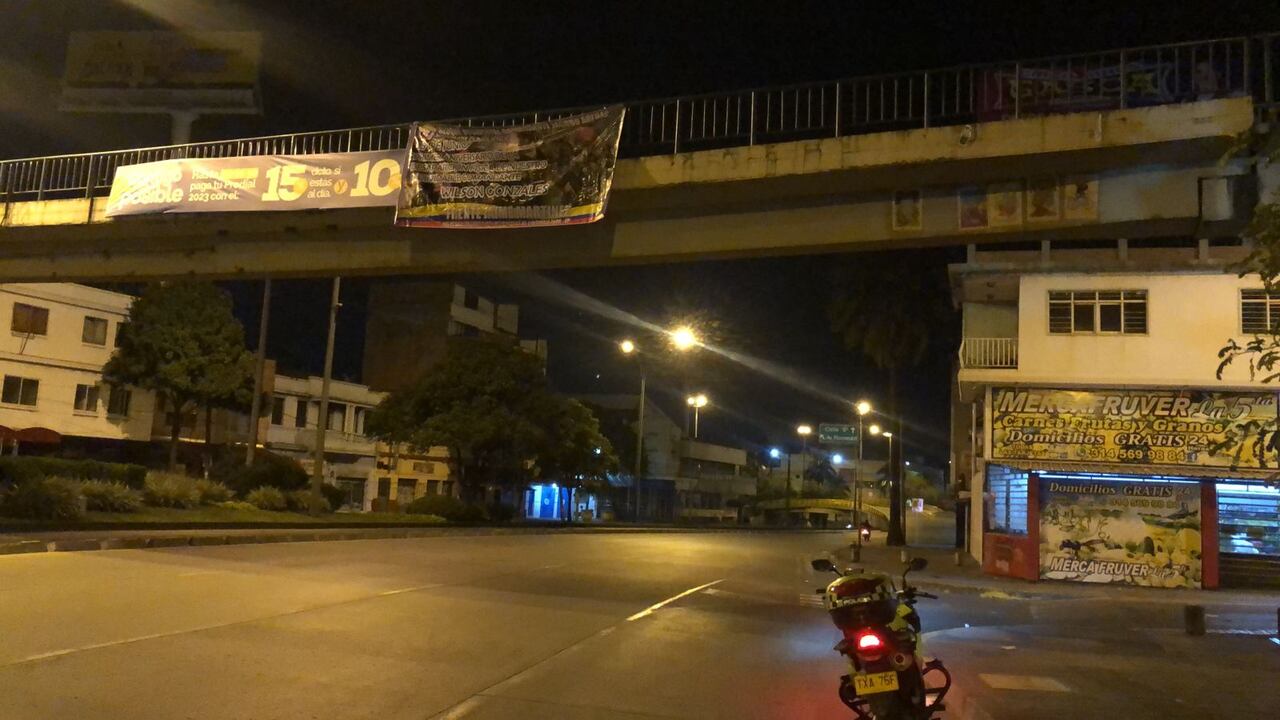 Una de las tres pancartas instaladas en la madrugada de este martes.