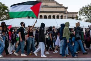 Estudiantes de Columbia participan en una manifestación en apoyo de Palestina en la universidad el 12 de octubre de 2023 en la ciudad de Nueva York. Los estudiantes también realizaron una contramanifestación en apoyo a Israel al otro lado del césped.