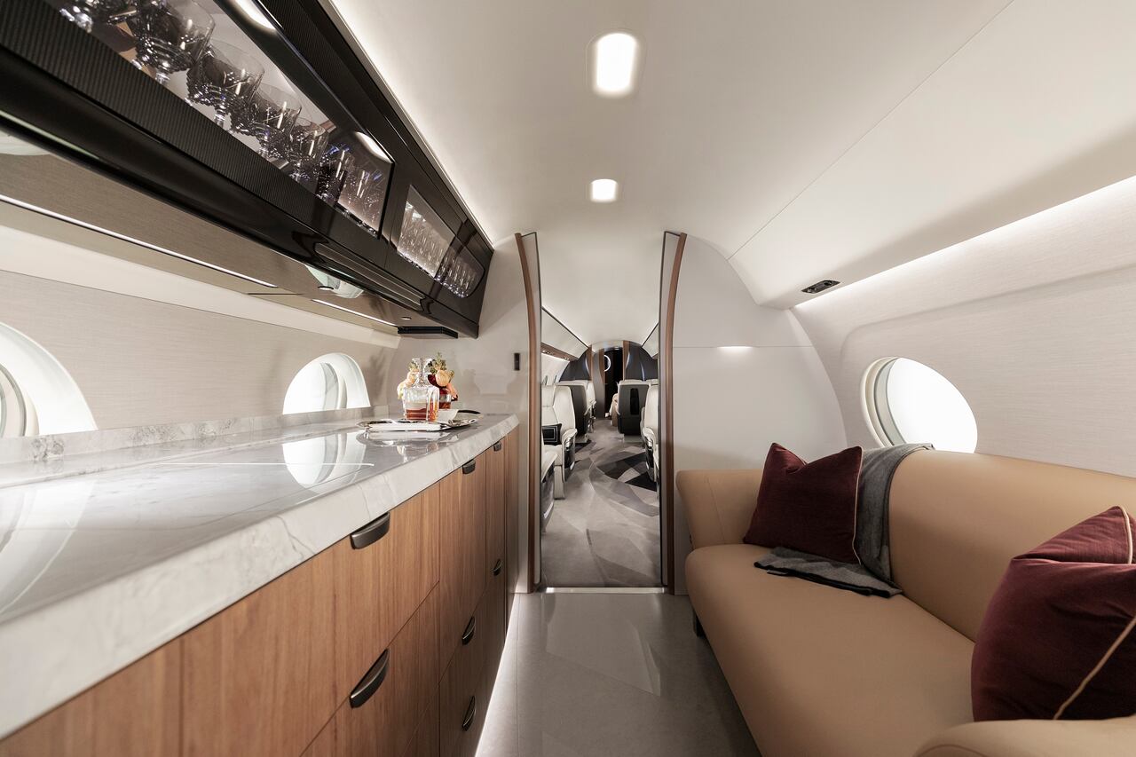 Debido a su tamaño, el Gulfstream G280 puede acceder de forma fácil a aeropuertos, alcanza grandes altitudes rápidamente y ofrece un excelente rendimiento de despegue y aterrizaje.