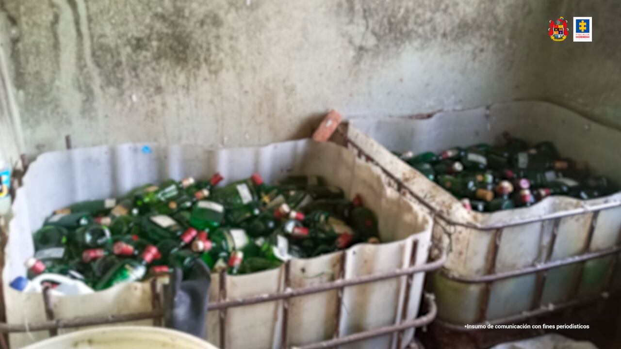 Así fue como delincuentes convirtieron reciclaje en licor adulterado. La Fiscalía hizo gigantesca incautación en Bogotá
