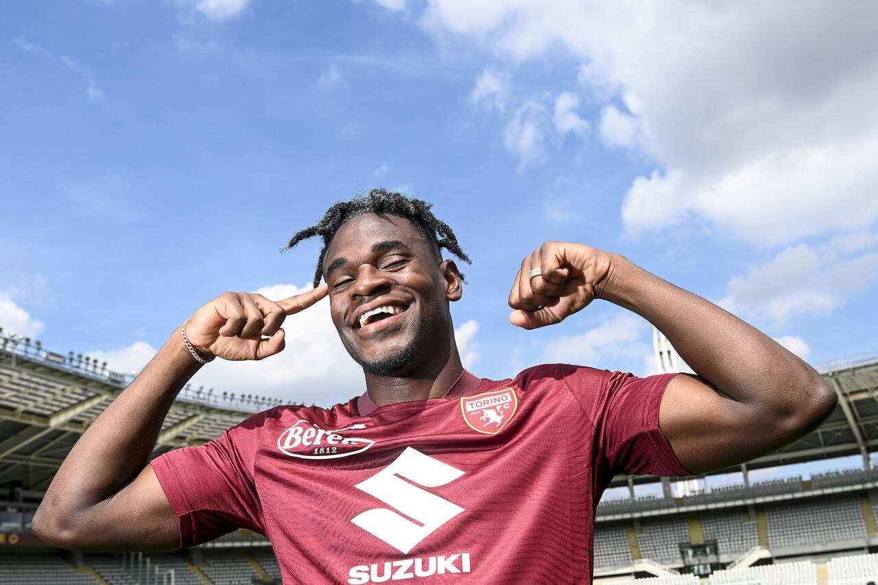 Duván Zapata vistiendo el uniforme del Torino.