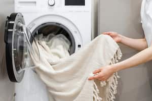 La ropa blanca puede despercudirse en la lavadora con trucos caseros.