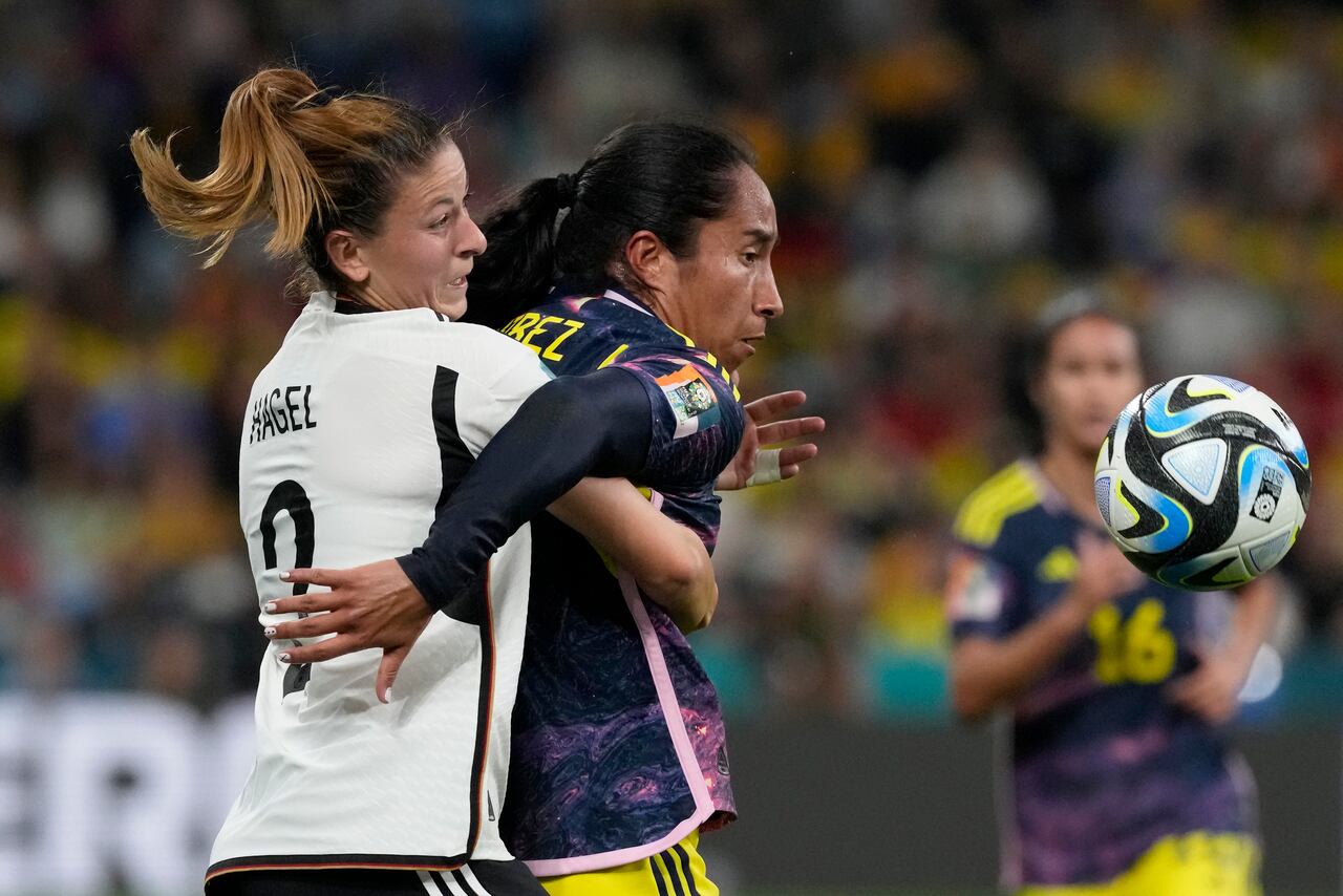 Germany's Chantal Hagel, left, fights for the ball with Colombia's Mayra Ramirez during the Women's World Cup Group H soccer match between Germany and Colombia at the Sydney Football Stadium in Sydney, Australia, Sunday, July 30, 2023. (AP Photo/Mark Baker)