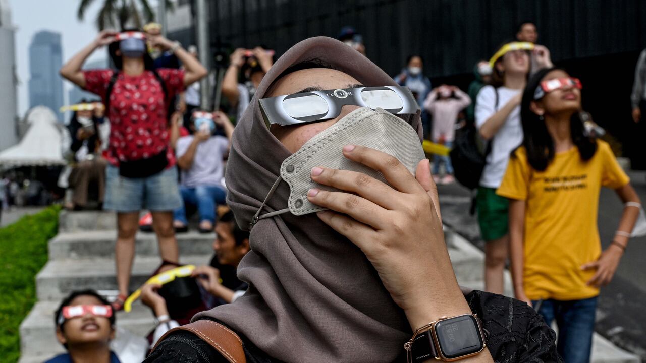 Los mexicanos podrán usar protectores solares para apreciar el eclipse
