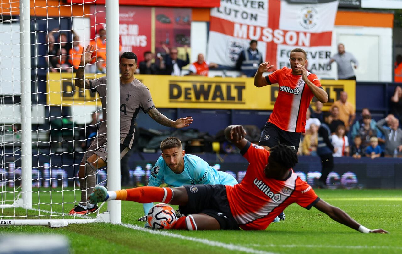 Elijah Adebayo erra un gol claro para Luton.