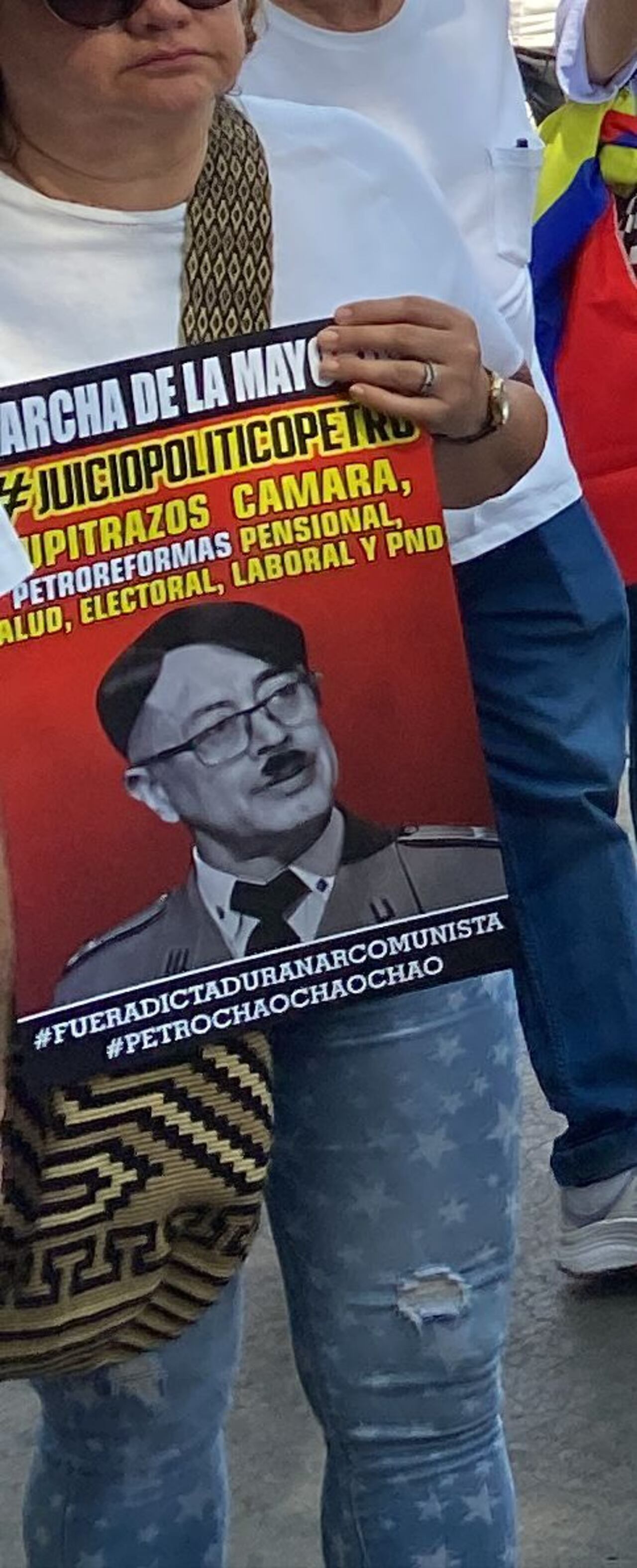 Imagen alterada del presidente Gustavo Petro como Hitler
