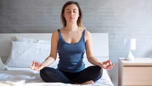 Mujer haciendo ejercicios de meditación y respiración.