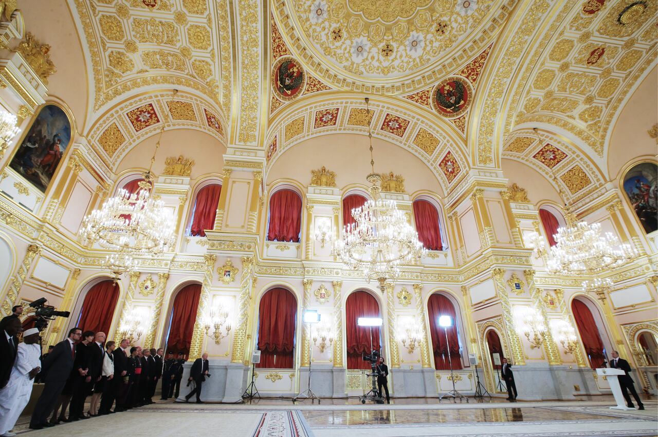 El salón de la Orden de San Alexander Newsky acoge las reuniones del Consejo de Estado. Los bajorrelieves de la cúpula y los arcos muestran las insignias de la orden, mientras que las pinturas evocan escenas de la vida del santo.