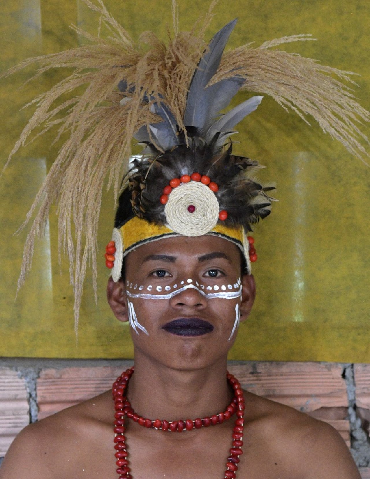 Joven indígena, miembro de la comunicad LGTb de Nazareth, Colombia. Foto: Raul Arboleda / AFP