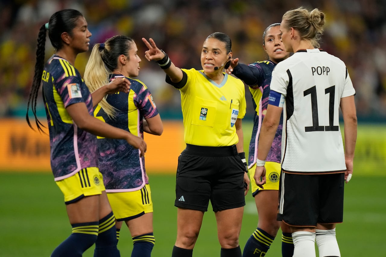 Referee gives instructions to Colombia's Daniela Arias, left and Germany's Alexandra Popp, right, during the Women's World Cup Group H soccer match between Germany and Colombia at the Sydney Football Stadium in Sydney, Australia, Sunday, July 30, 2023. (AP Photo/Rick Rycroft)