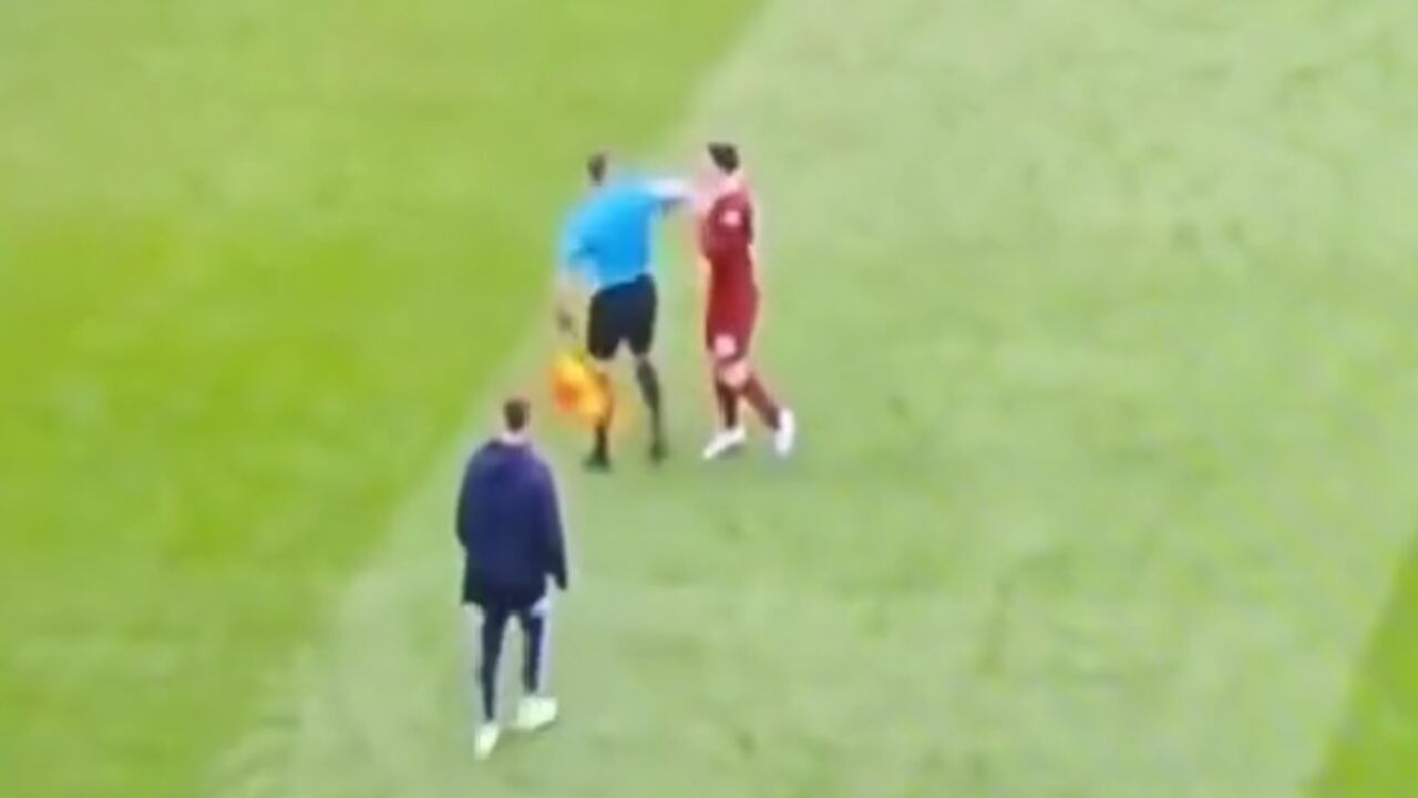El momento exacto en el que árbitro le dio codazo a Robertson, jugador del Liverpool