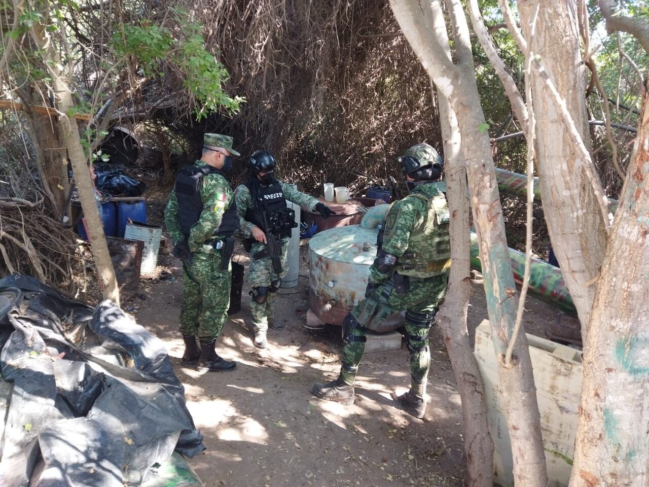 Personal del Ejército Mexicano interactúa en un centro de fabricación de pastillas de fentanilo incautado y un laboratorio de metanfetamina, en Culiacán, en el estado de Sinaloa, México, 14 de febrero de 2023