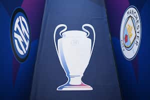 Una foto muestra una imagen del trofeo con los logotipos del club en la pasarela que conduce al campo antes del partido de fútbol final de la Liga de Campeones de la UEFA entre el Inter de Milán y el Manchester City en el Estadio Olímpico Atatürk en Estambul, el 10 de junio de 2023. (Photo by FRANCK FIFE / AFP)