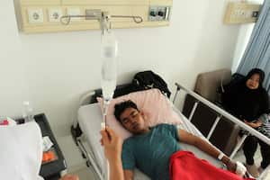 Una víctima de la erupción del Monte Marapi recibe tratamiento médico en el hospital general regional de la ciudad de Padang Panjang, provincia de Sumatra Occidental, Indonesia, el 4 de diciembre de 2023,