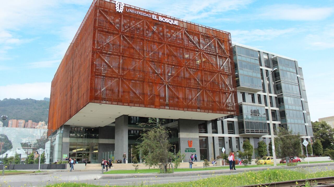 Con instalaciones en Bogotá y Chía, la Universidad El Bosque trabaja constantemente en ampliar su infraestructura y así garantizar una educación de calidad.