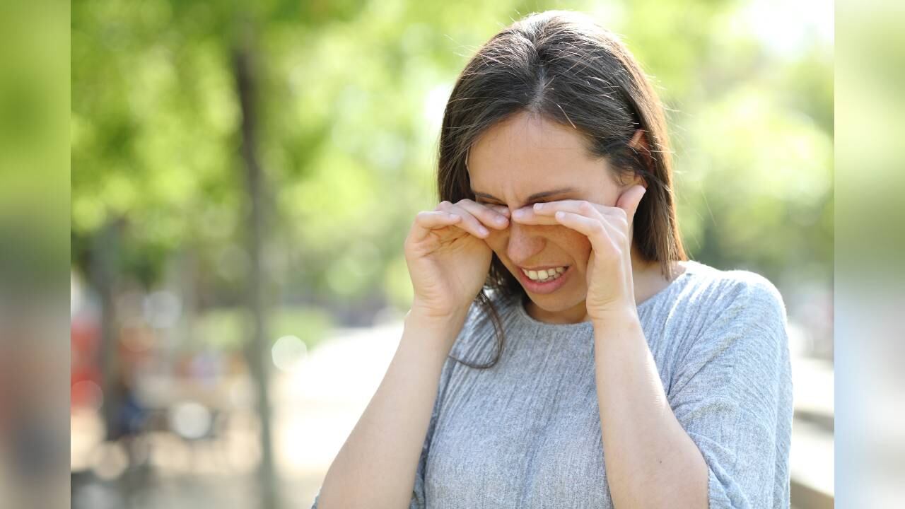 Rascarse los ojos muy seguido puede generar afectaciones como: deformidad de la córnea, ojos rojos, infecciones, lesiones entre otras. Foto: Getty images.