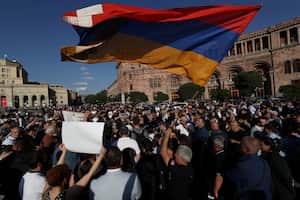 Manifestantes se reúnen cerca del edificio del gobierno, después de que Azerbaiyán lanzara una operación militar en la región de Nagorno-Karabaj, en Ereván, Armenia, el 19 de septiembre de 2023.