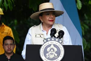 Honduran President Xiomara Castro delivers a speech during the launching of a reforestation campaign in Los Naranjos Archaeological Park on the shores of the Yojoa lake, located 140 kms to the north of Tegucigalpa on May 27, 2023. Honduras launched on May 30, 2023 a plan to save Lake Yojoa, its largest freshwater natural reserve, endangered by the aquaculture industry, agricultural activities, deforestation and other environmental damage. "The Honduran people, through me, order the suspension of the environmental operation licenses, of the large-scale industrial aquaculture that is destroying our Lake Yojoa", President Xiomara Castro told her ministers in a ceremony on the shore of the natural setting. (Photo by Orlando SIERRA / AFP)