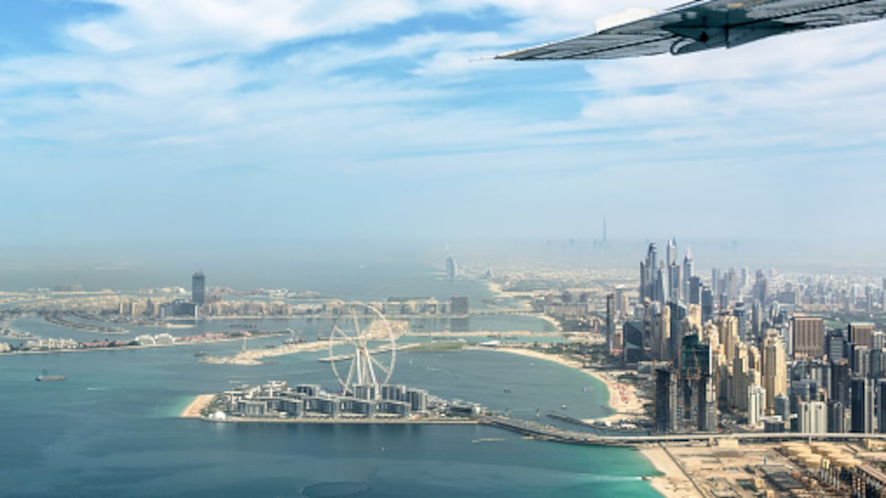Vista aérea del skyline de Dubái Marina con noria ojo de Dubái, Emiratos Árabes Unidos.