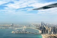 Vista aérea del skyline de Dubái Marina con noria ojo de Dubái, Emiratos Árabes Unidos.