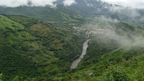 El río Negro abastece de agua a los 24 municipios que atraviesa en el departamento de Cundinamarca. Sus aguas también son aprovechadas para la práctica de deportes extremos.