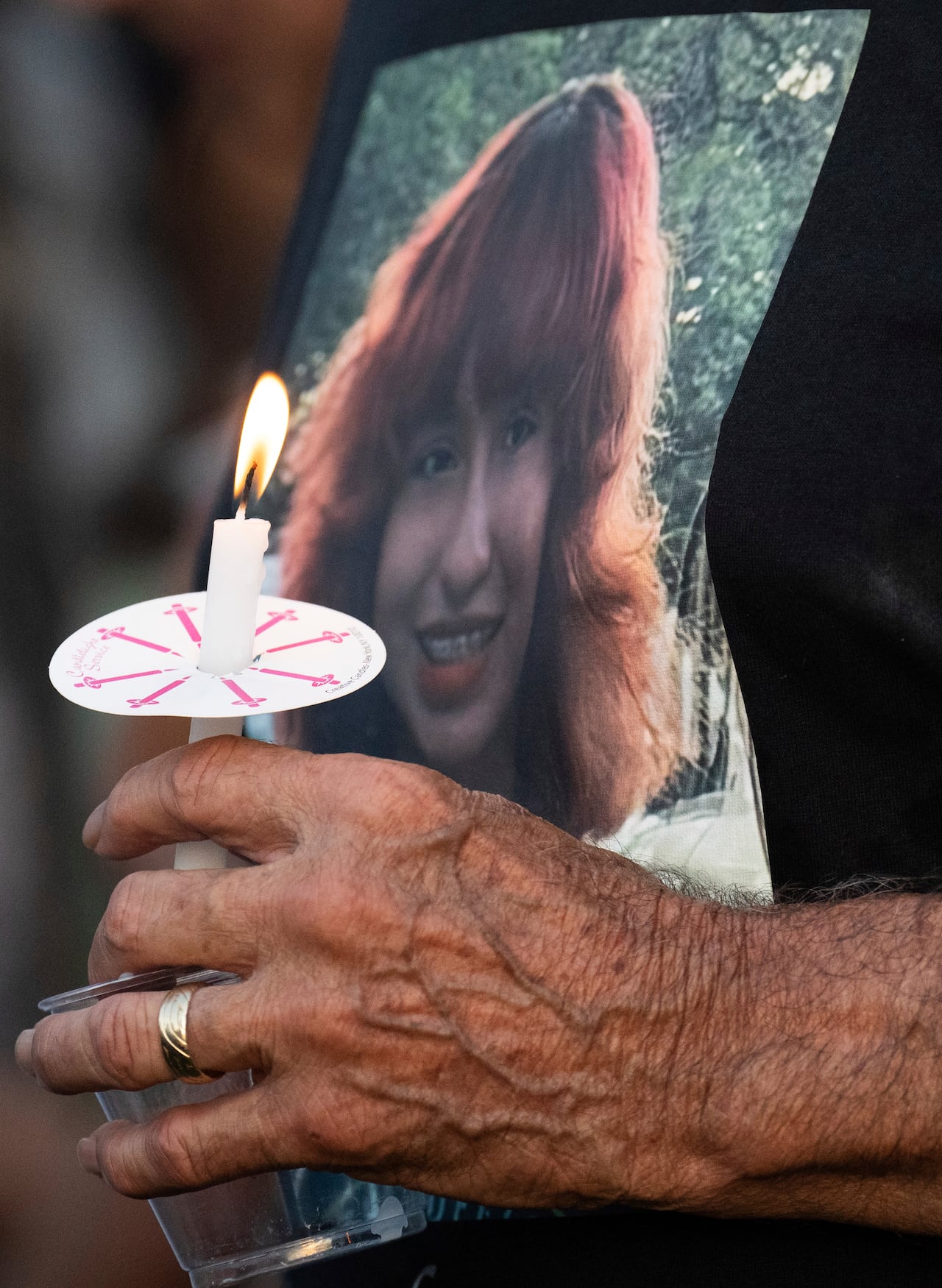 Un miembro de la familia lleva una camiseta con una foto de Jocelyn Nungaray, de 12 años, durante su vigilia el viernes 21 de junio de 2024 en Houston.