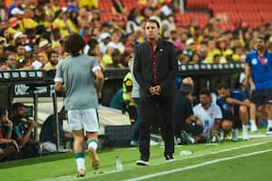 VALENCIA, ESPAÑA - 16 DE JUNIO: El entrenador Néstor Lorenzo de Colombia observa durante el partido amistoso internacional entre Colombia e Irak en el Estadio Mestalla el 16 de junio de 2023 en Valencia, España. (Foto de María José Segovia/DeFodi Images vía Getty Images)