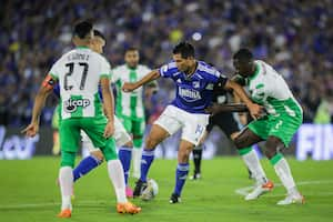 Sebastián Gómez disputando una pelota con Macalister Silva en aquella final frente a Millonarios.