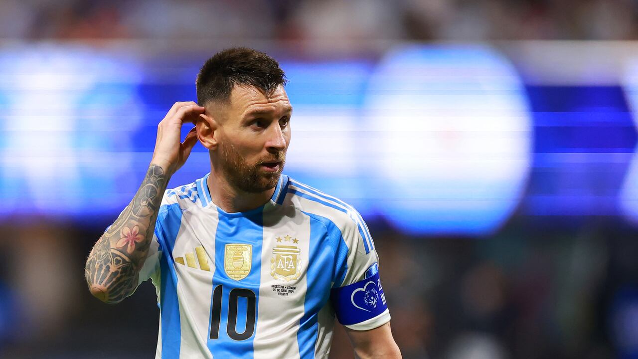 ATLANTA, GEORGIA - JUNE 20: Lionel Messi of Argentina gestures during the CONMEBOL Copa America group A match between Argentina and Canada at Mercedes-Benz Stadium on June 20, 2024 in Atlanta, Georgia.   Hector Vivas/Getty Images/AFP (Photo by Hector Vivas / GETTY IMAGES NORTH AMERICA / Getty Images via AFP)