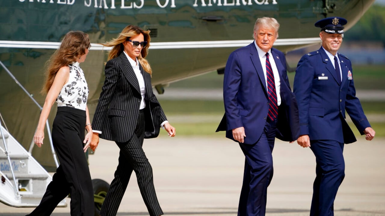 El presidente, Donald Trump, y la primera dama, Melania Trump, caminan para abordar el avión Air Force One que los llevó a Cleveland, Ohio.