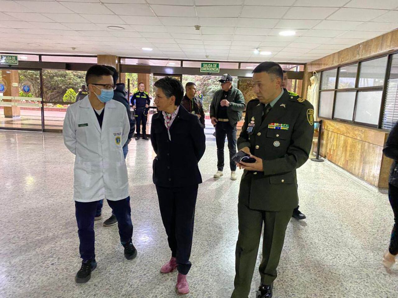 La alcaldesa Claudia López y el coronel Herbert Benavides, visitaron el Hospital Central para conocer el estado de salud los patrulleros heridos en los disturbios de la Universidad Nacional.