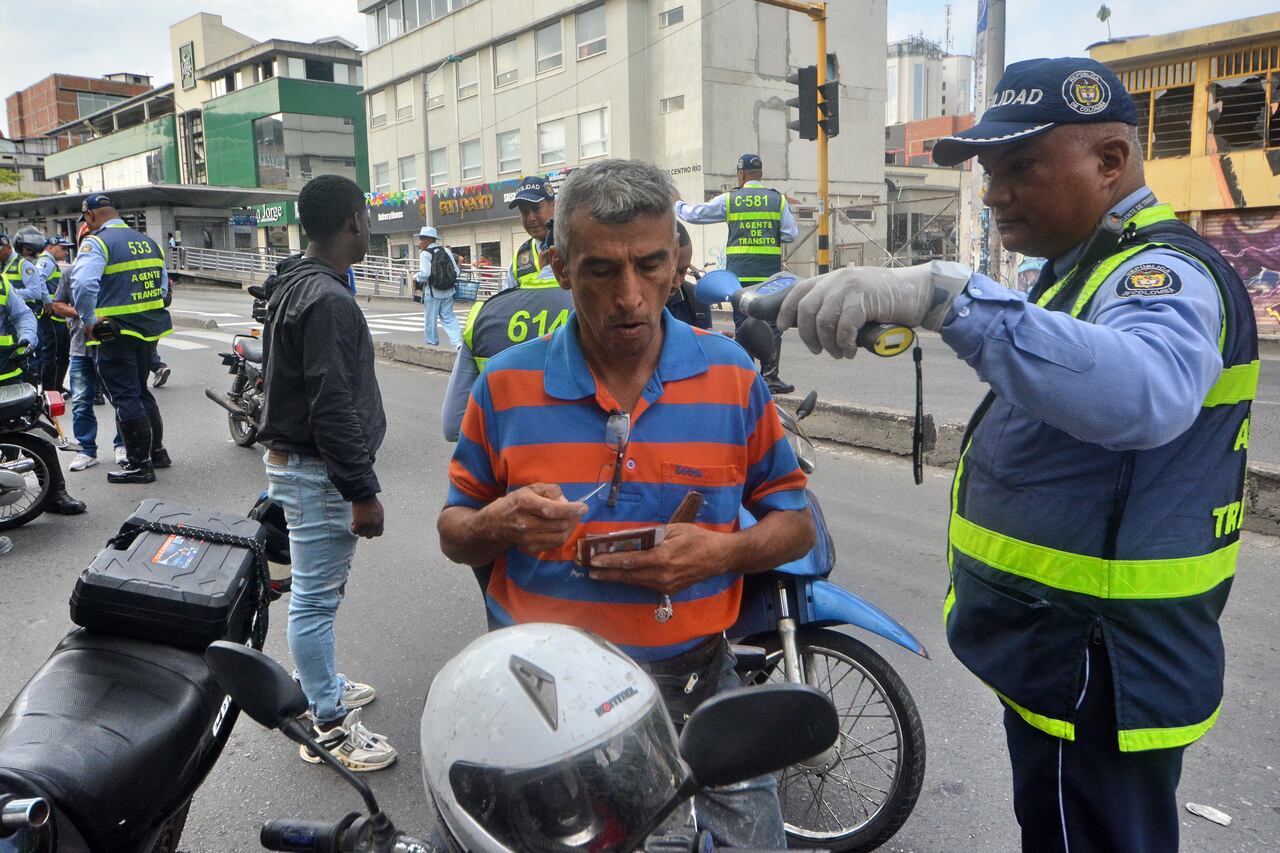 Continúan los operativos de Tránsito y Policía Nacional con el apoyo del ejército, hacia conductores de moto, dónde se exigen documentos al día. A pesar de las campanas que se vienen realizando a través de los medios de comunicación y redes sociales, son muchos los motociclistas que andan sin los documentos al día, ganándose multas e inmovilización del vehículo.